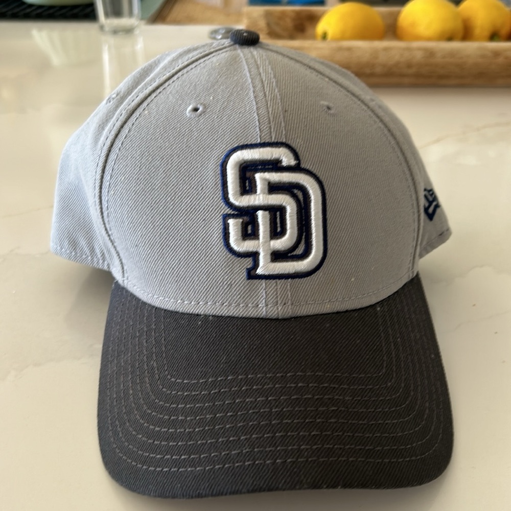 🏀LIKE NEW Padres cap adjustable size. NEW ERA